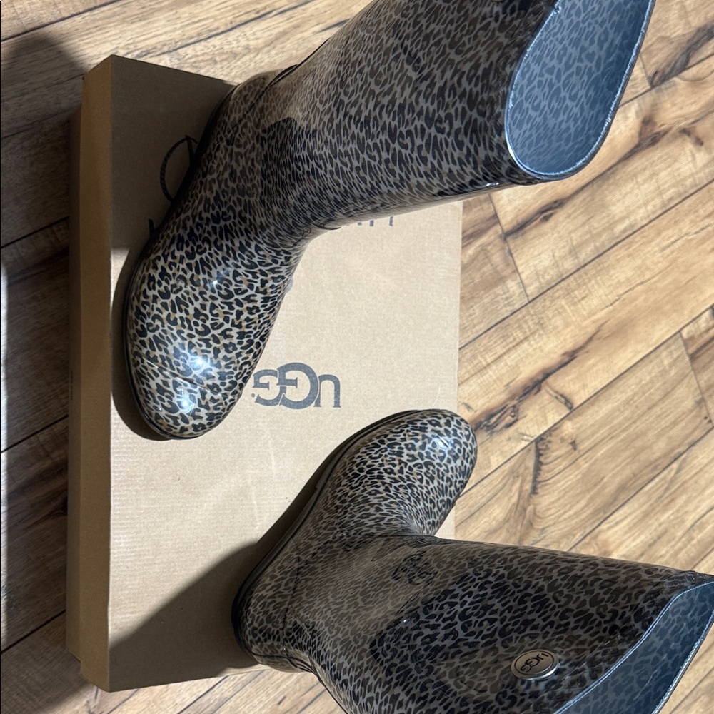UGG Women’s Leopard Print Rain Boots, size 8